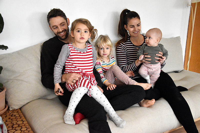 Kristian Siedelmann bor i Nordby med fru Anne Rose og døtrene Luna på fem år, Molly på tre år og Viola på fem måneder.
