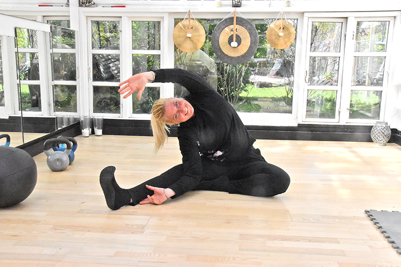 Stinne Berg i en yogaøvelse i træningssalen.