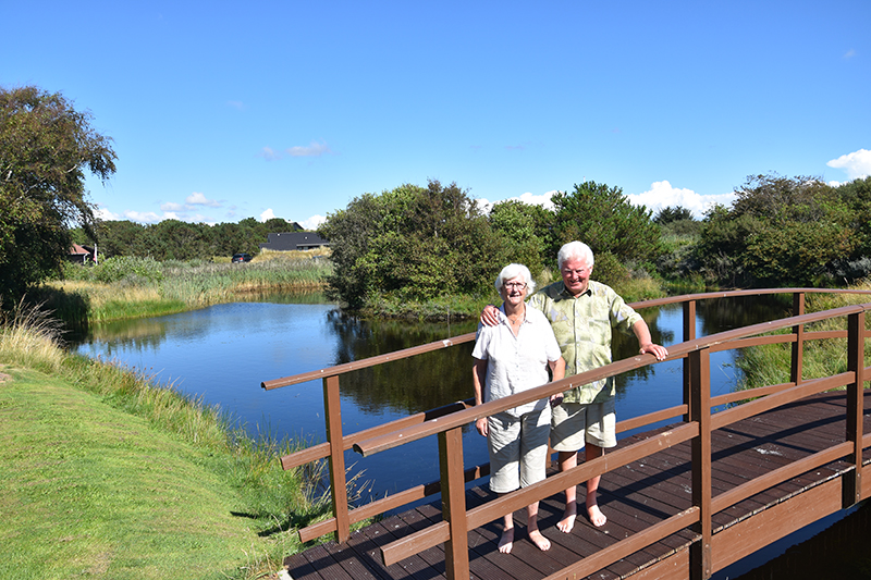 Lillian og Leo Truelsen på broen, der går over søens smalleste sted.