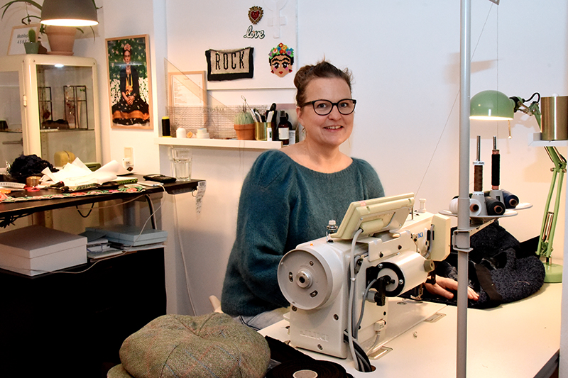  Billede: Katrine Bach er dameskrædder og holder til i et kontorfællesskab på Færgevej overfor Café Nord. Den altid smilende Katrine Bach ved sin trofaste industrisymaskine.