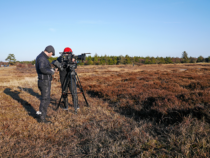  Filmfotograf Philippe Kress og hans assistent gør klar til optagelse af scene ved Pælebjerg. Foto: Frederik Ahlevig