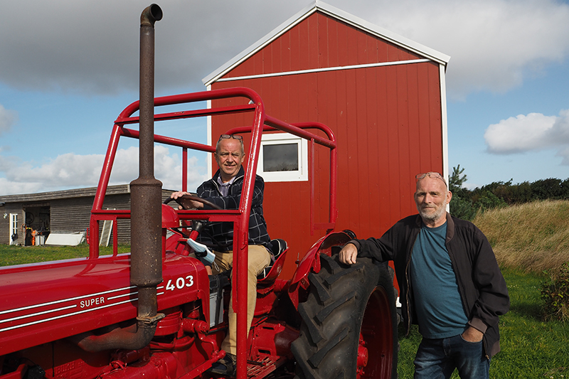 Arne Pedersen (på traktoren) og Søren Wium har sammen med en tredje kammerat til Arne bygget kolonihavehuset på hjul.