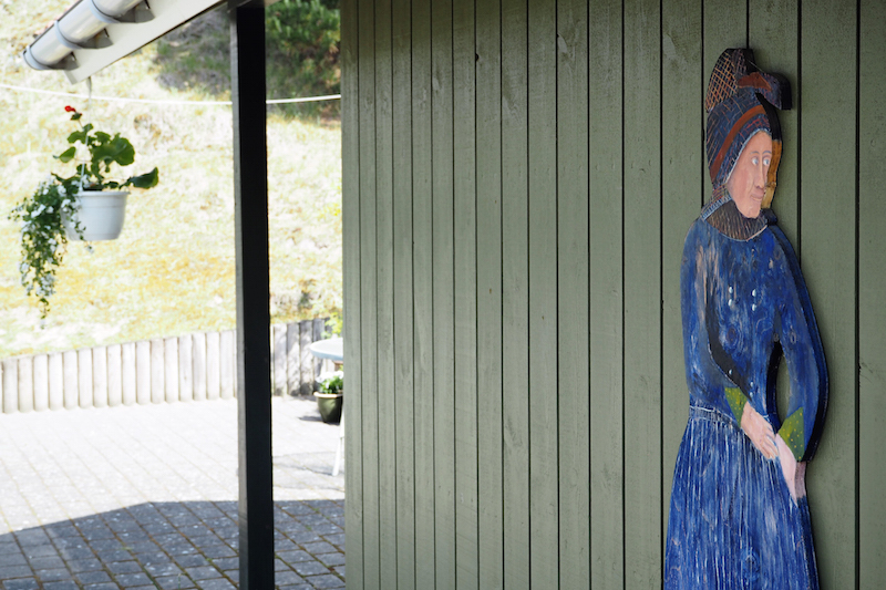 En ven har malet Fanø-pigen, der hænger i gårdhaven.