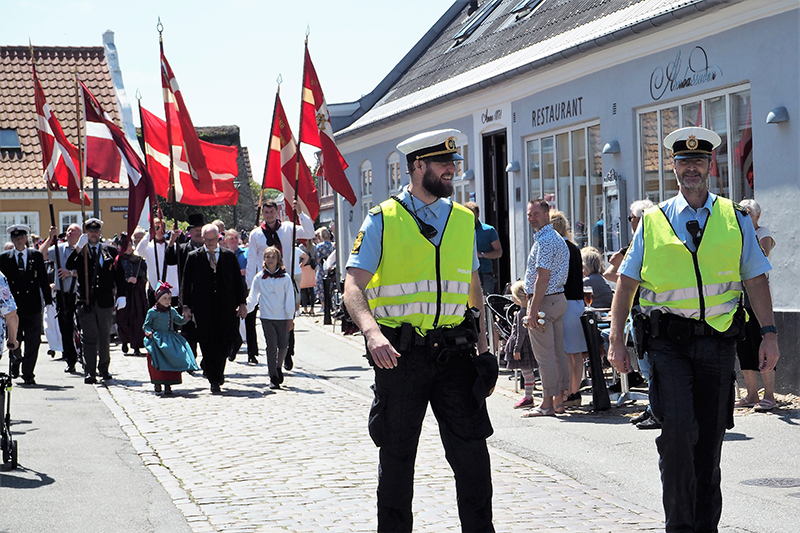  Chris Gade gik sammen med sin sommerassistance Mikkel Hansen (t.v.) i spidsen for optoget til Fannikerdagen den 13. juli.