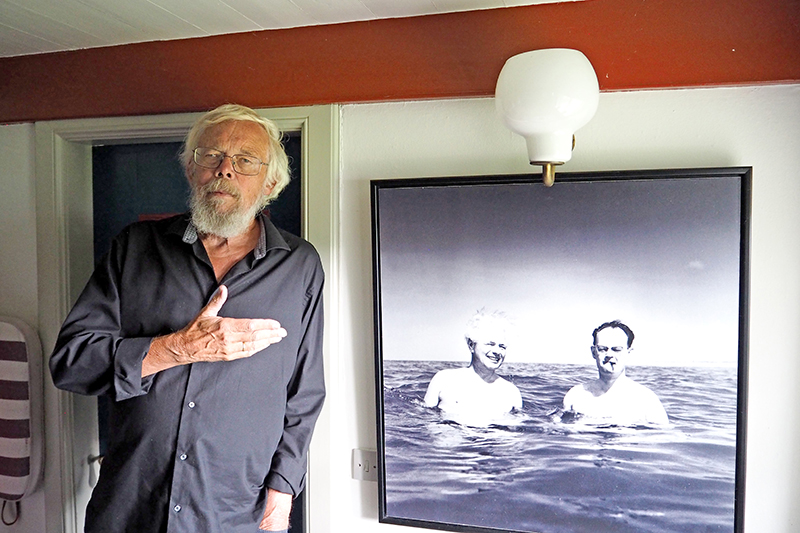 Jørn Henrik Petersen ved siden af det kendte billede af Bomholt og Kampmann i vandet.