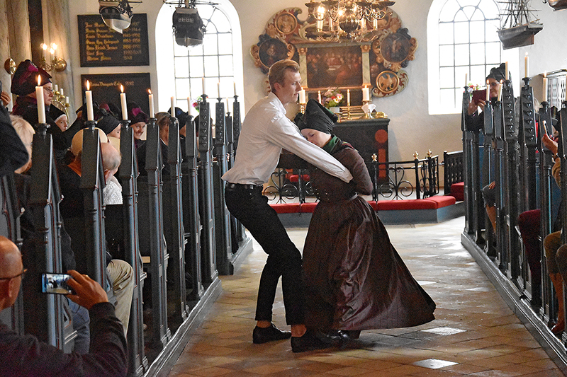 ’Brudeparret’ Isabella Exner Lenzing og Johan Beyer dansede ind og ud af Sønderho Kirke ved festgudstjenesten.