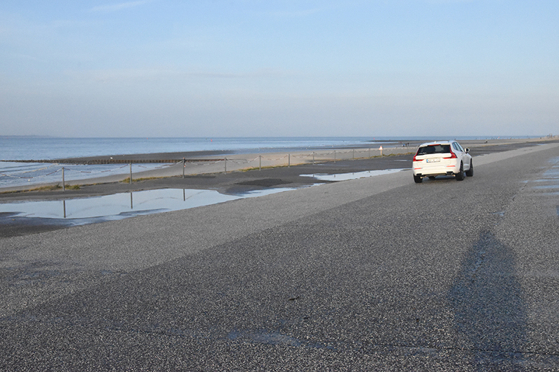 Ved Weststrand er et bredt areal asfalteret, så man kan parkere her. Norderneys borgmester Frank Ulrichs ved godt, man må køre på stranden på Fanø og er lettere chokeret over det.