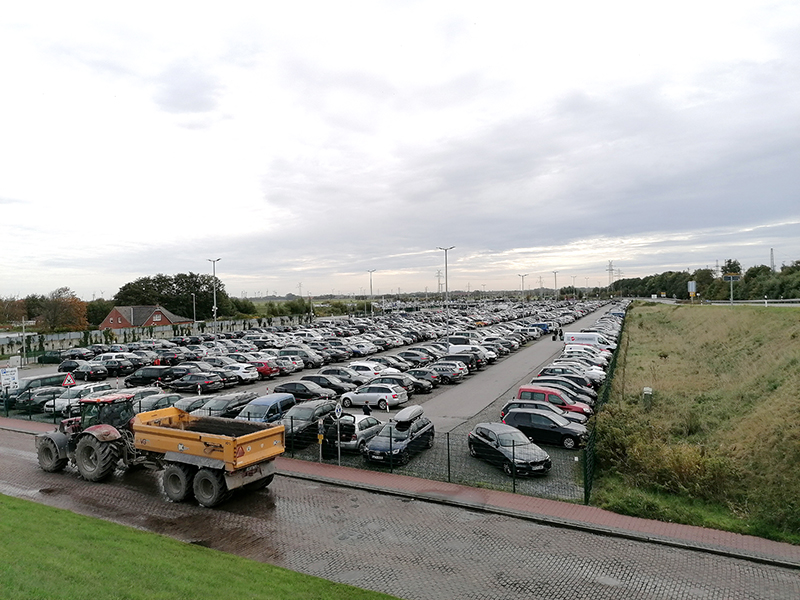 På fastlandet ved Norddeich har rederiet Norden Frisia kæmpestore parkeringspladser til turisternes biler.
