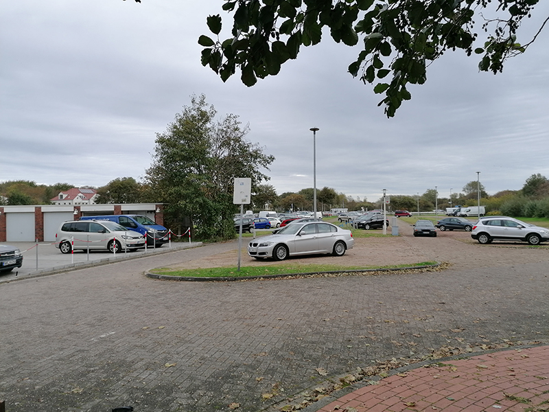 Overalt på Norderney er der parkeringspladser, hvor turisterne kan stille bilerne. De har kun en time til at læsse af i deres feriehus og finde p-pladsen.
