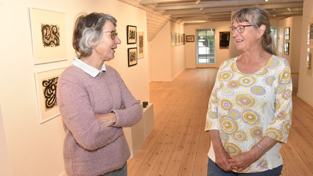 Formand Birgitte Schack Rasmussen og næstformand Birgit Knudsen glæder sig over genåbningen og Ruth Heinemann-udstillingen. Foto: Finn Arne Hansen.