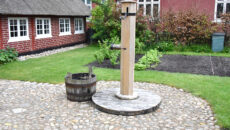 Pumpen, der nu står flot og funktionsklar i haven bag Fanø Museum.
