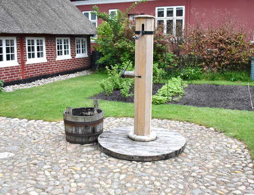 Pumpen, der nu står flot og funktionsklar i haven bag Fanø Museum.