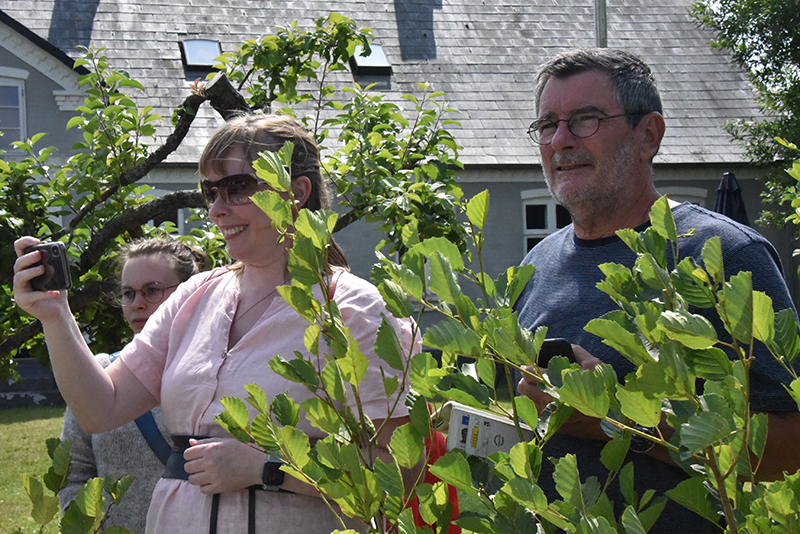 Kulturminister Joy Mogensen og byrådsmedlem Johan Brink Jensen nød synet af optoget fra en have.