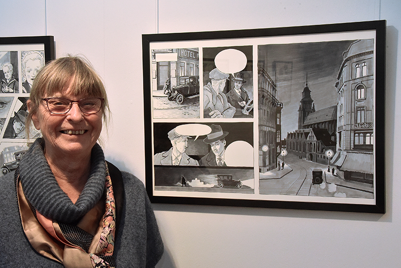  Museumsformand Birgit Knudsen ved den grafik, hun bedst kan lide fra Tabte somre.