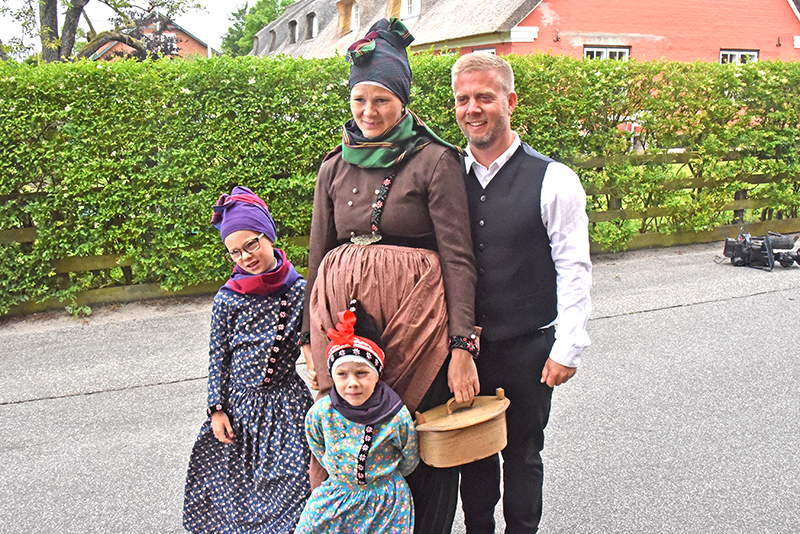 Hele familien Brunbjerg plus et kommende familiemedlem var med til at fejre Fannikerdagene. Her ses Pernille, Anders, Frida og Louise i deres dragter ved Strien efter kludepåsætningen. 