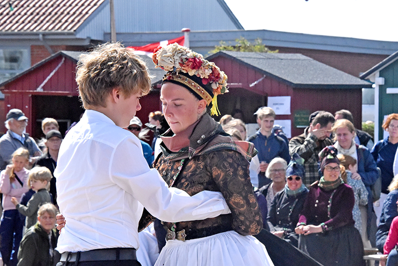  Det kræver fuld koncentration at danse Sønderhoning. 