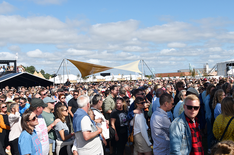 Med 5800 betalende gæster plus frivillige hjælpere er der godt fyldt på festivalpladsen. Foto: Finn Arne Hansen