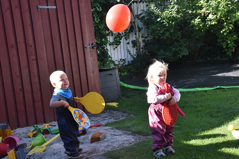Balloner på en tørresnor og nogle ketsjere, så er legen i gang i Lones dagpleje.Foto: Fanø Posten