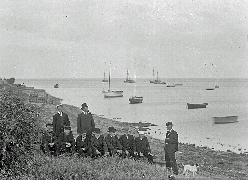 Større skibe lå aldrig for anker i Sønderho Havn. Skibene på fotografiet fra omkring 1909 er vadehavssejlere. I baggrunden ses høfder der skal sikre diget. Foto: Sonnich Thomsen. Jens Ebbe Thomsen ©.