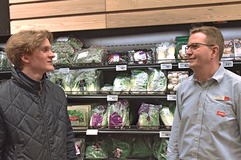 Bent Kruse Madsen får en snak med  Rasmus Hvidberg Madsen i frugt- og grøntafdelingen i Superbrugsen på Fanø. Foto: Finn Arne Hansen.