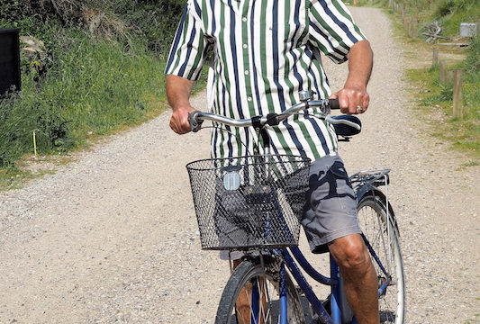 Børge Bottelet holder af at cykle rundt på Fanø, hvor han nu bor permanent i sit sommerhus.