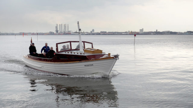 Det var en flok stolte og glade frivillige, der sejlede Martha hjem til Fanø. Han anduver hun Nordby Havn.