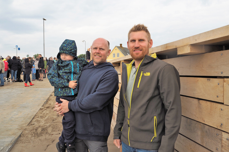 Tømrer Jacob Rasmussen (th.) og entreprenør Simon Martinsen, der havde taget sin søn Peter med til indvielse af ’Svenskeren’ på en grå og regnvåd 15. juni.