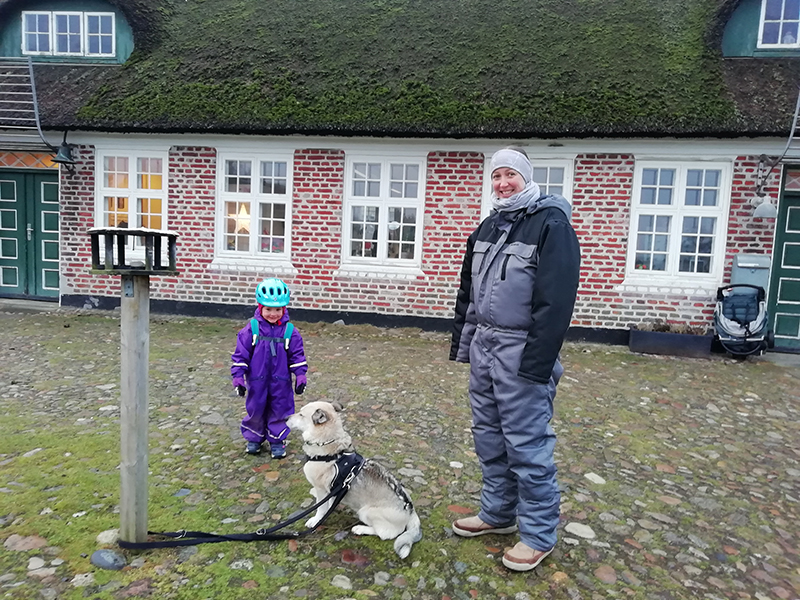 Helen Dörte Mähler med datteren Maya Fenja og hunden Karmel.