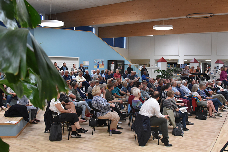 200 personer deltog i borgermødet om hotellet i Rindby. Ingen, der roste hotelprojektet, tværtimod.