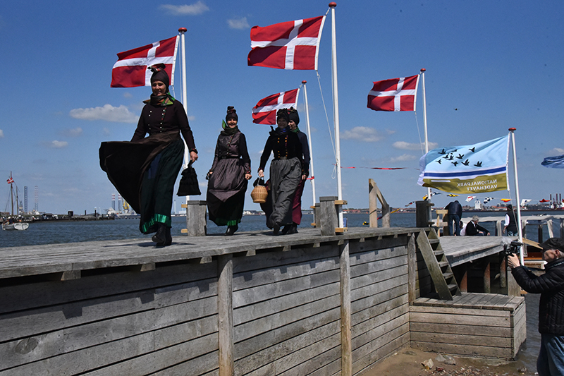 Kvinderne i Fanø-dragter fik sus i skørterne. Fotoi: Finn Arne Hansen, Fanø Posten.