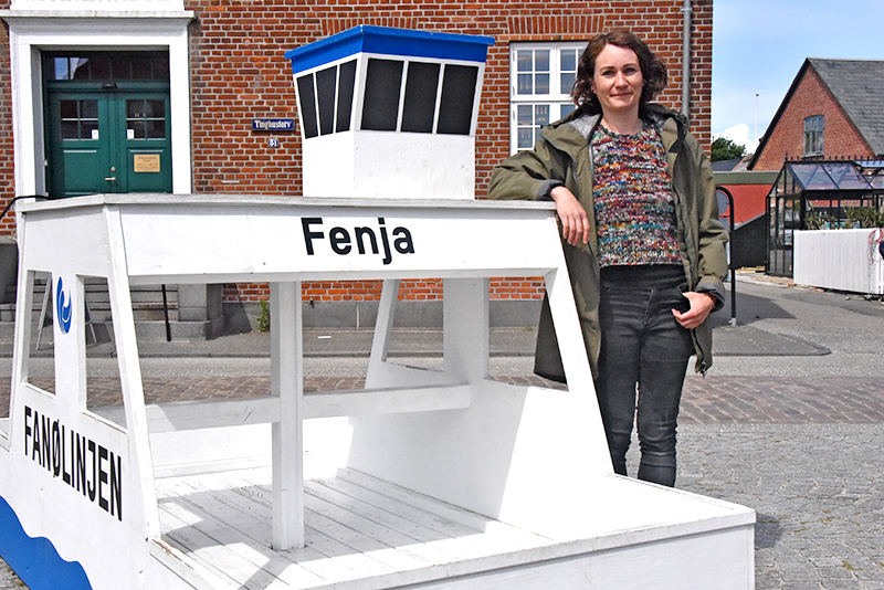 Anne-Mette Jensen har tegnet modellen af færgen, som børnene kravler på på Tinghustorv i Nordby.