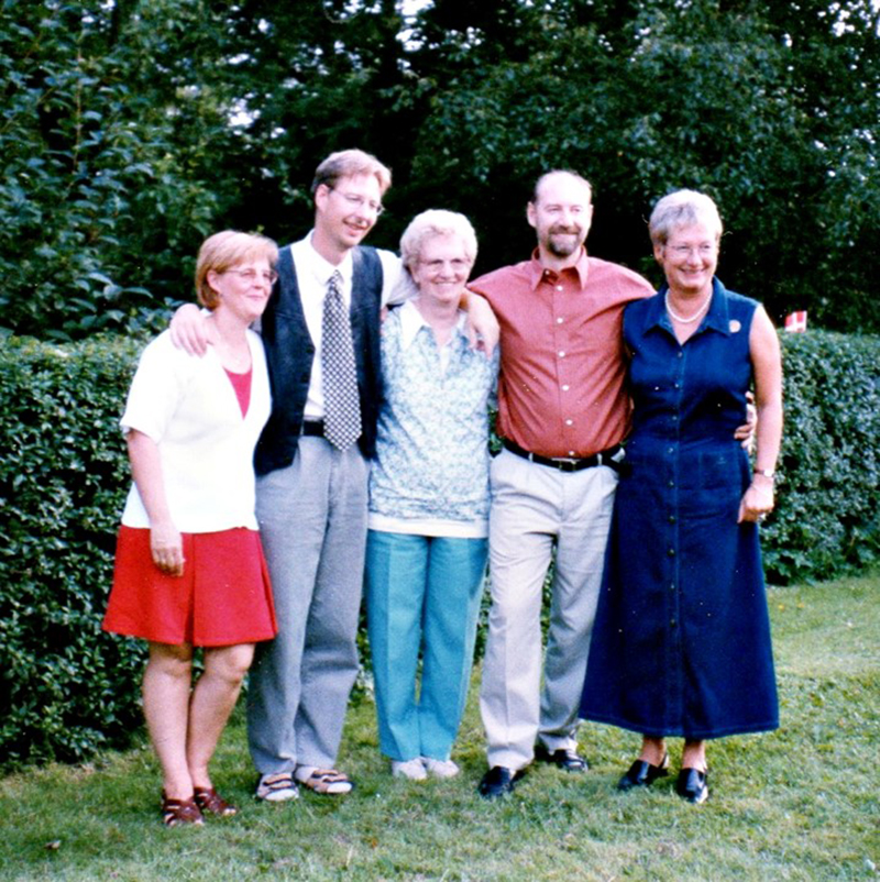 Gurli med børnene. Fra venstre: Pia, Jeppe, Gurli, Peder og Maja. Billedet er fra en tidligere fødselsdag. Privatfoto.